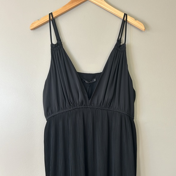 NWT DELUC Ossani Pleated Maxi Dress Size Large Black - Picture 2 of 9